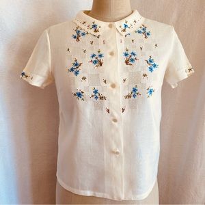 Vintage XS/S ivory/blue hand embroidered and cross-stitched short sleeve blouse
